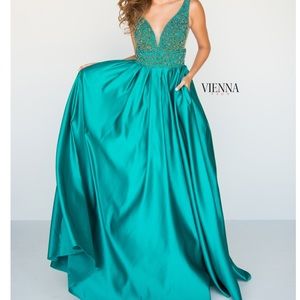 Vienna Prom Beautiful Ball gown size 2